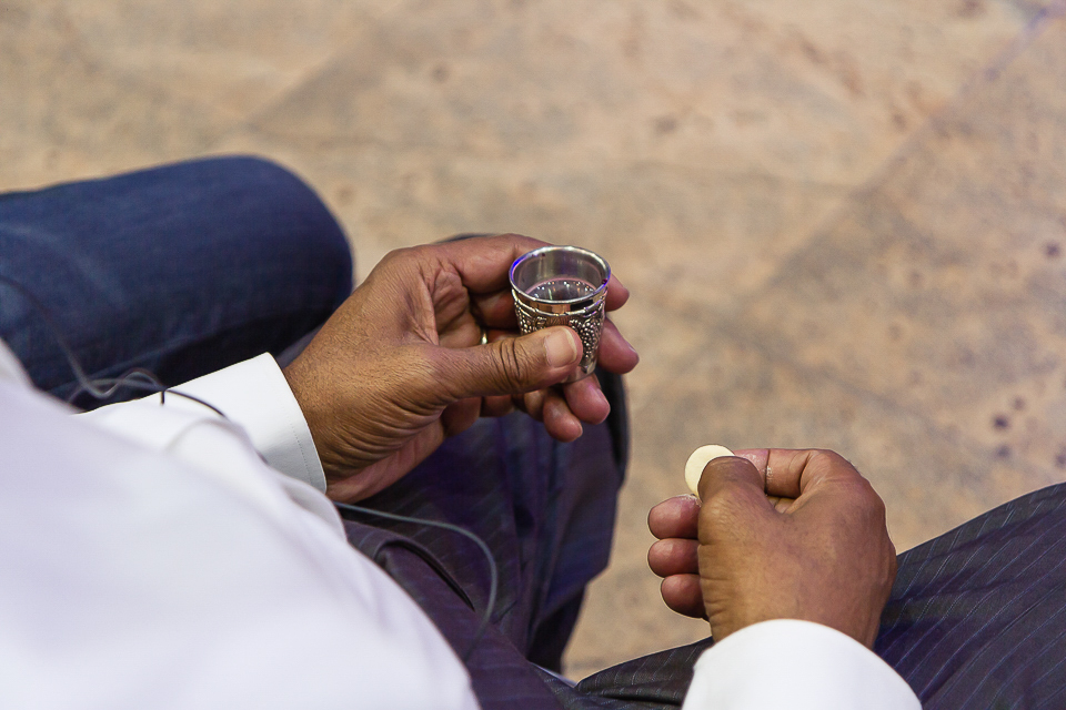 Santa Ceia nas mãos de fiel na Igreja Missão Praia da Costa pelo fotógrafo Douglas Maia
