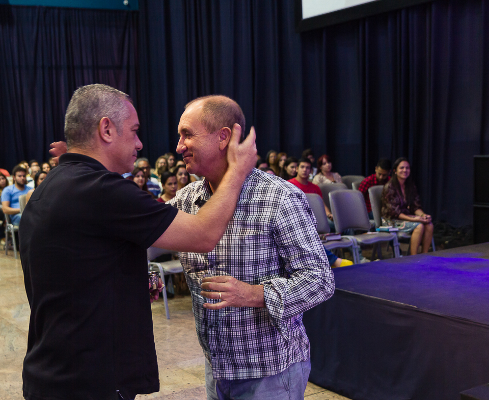 Abraço na Igreja Missão Praia da Costa pelo fotógrafo Douglas Maia
