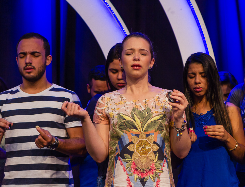 Oração pela Santa Ceia na Igreja Missão Praia da Costa pelo fotógrafo Douglas Maia