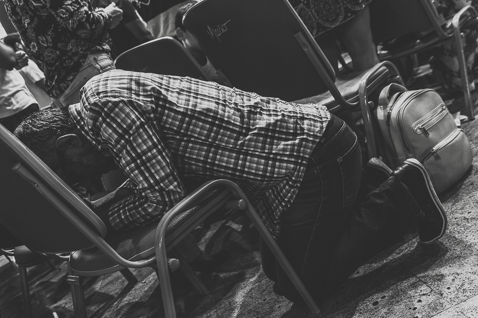 Oração de joelhos na Igreja Missão Praia da Costa pelo fotógrafo Douglas Maia