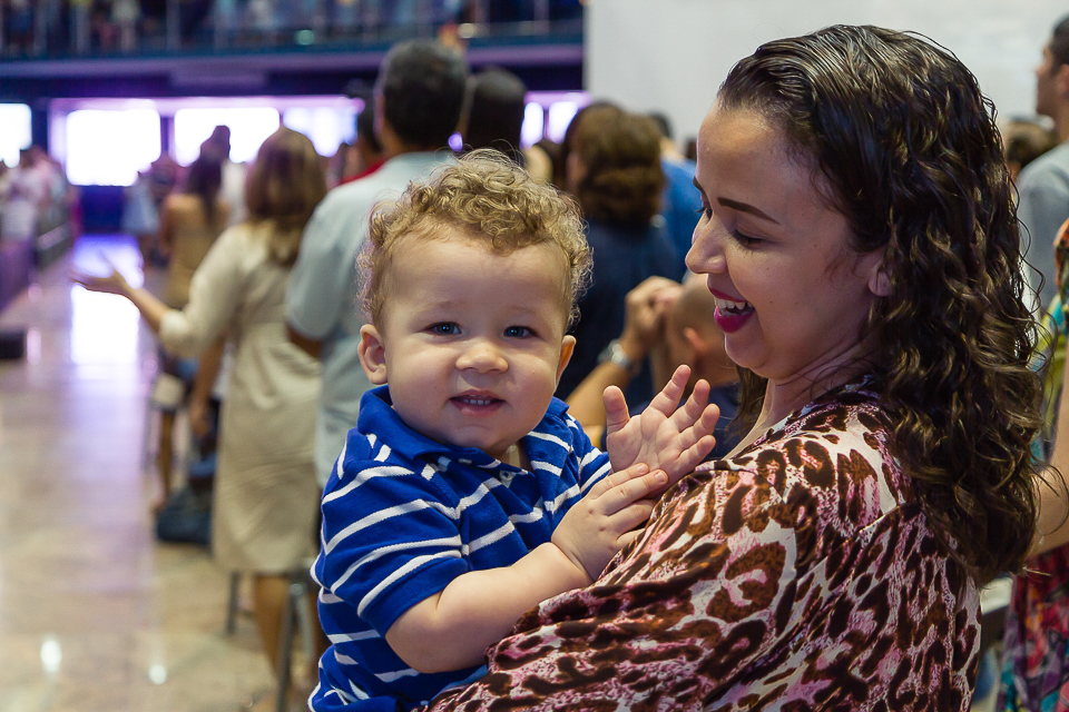 Nicolas sorrindo na Igreja Missão Praia da Costa pelo fotógrafo Douglas Maia