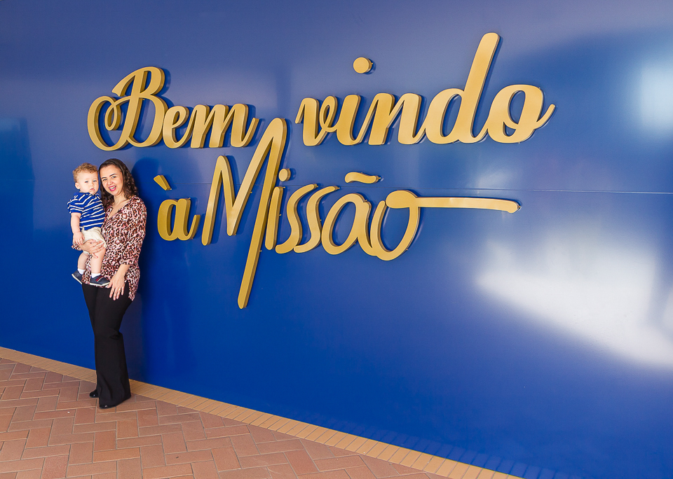 Luciana e Nicolas na entrada da Igreja Missão Praia da Costa pelo fotógrafo Douglas Maia