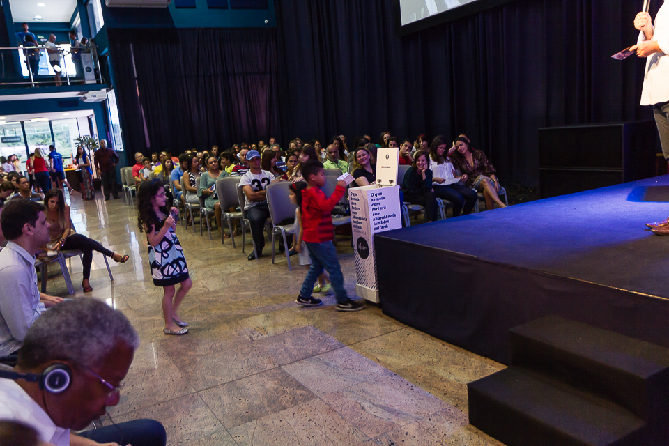 Momento da oferta na Igreja Missão Praia da Costa pelo fotógrafo Douglas Maia
