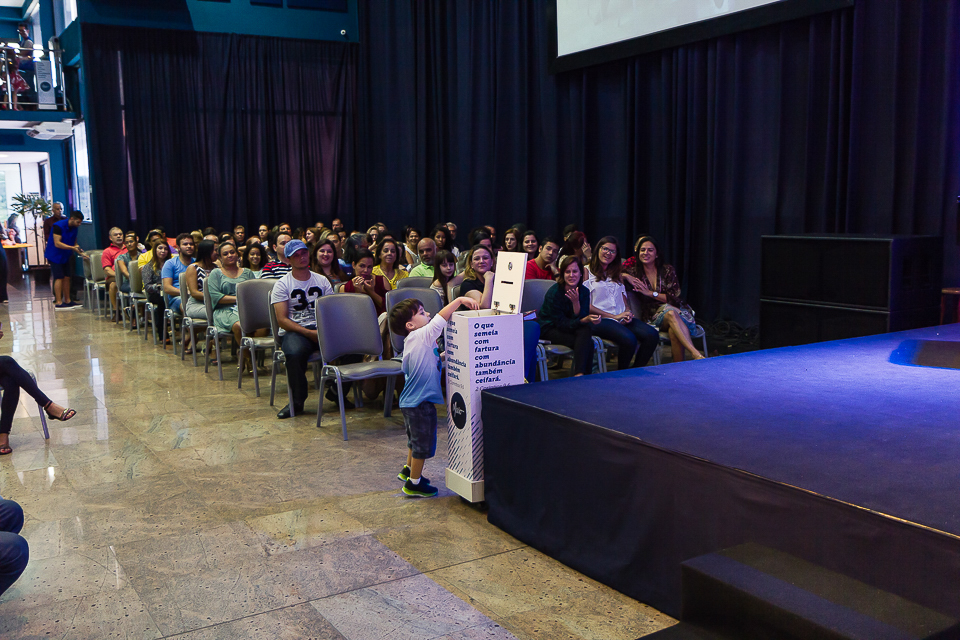 Criança ofertando na Igreja Missão Praia da Costa pelo fotógrafo Douglas Maia