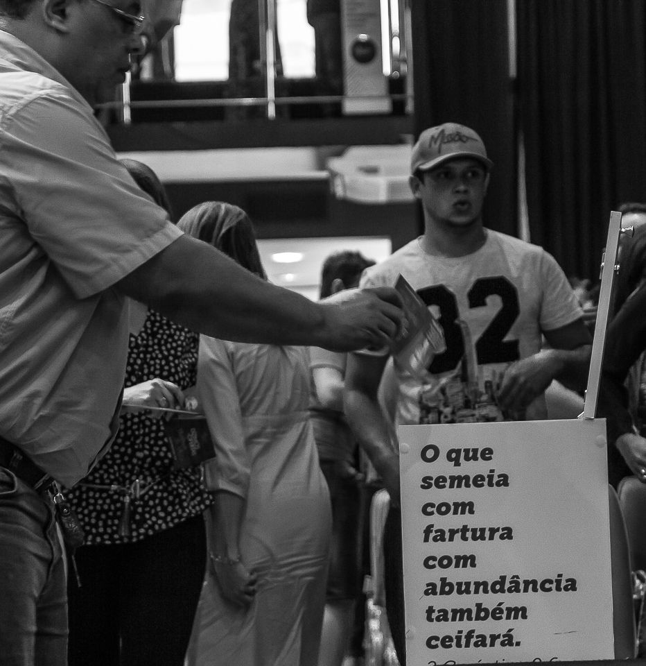 Ofertando na Igreja Missão Praia da Costa pelo fotógrafo Douglas Maia