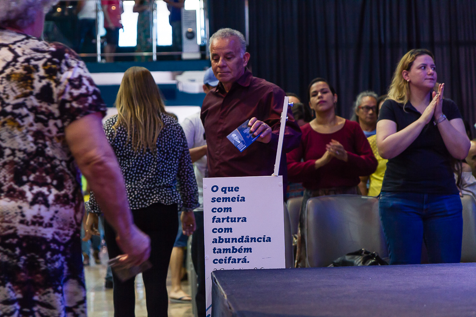 Dízimos e ofertas na Igreja Missão Praia da Costa pelo fotógrafo Douglas Maia