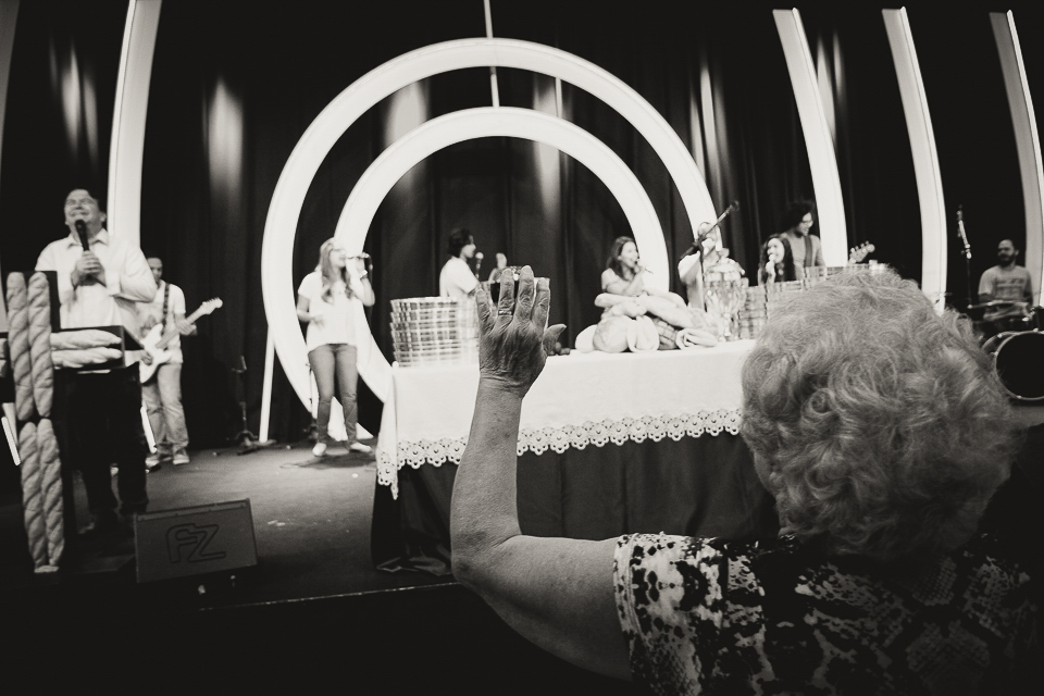 Senhora adorando a Deus na Igreja Missão Praia da Costa pelo fotógrafo Douglas Maia
