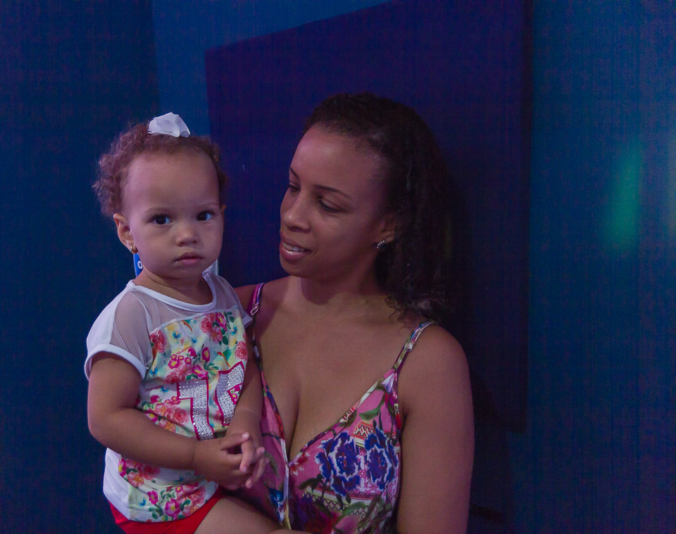 Mãe e filha na Igreja Missão Praia da Costa pelo fotógrafo Douglas Maia