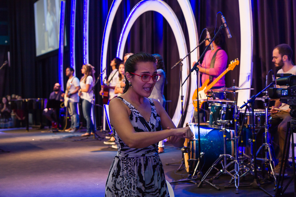 Intérprete de libras na Igreja Missão Praia da Costa pelo fotógrafo Douglas Maia