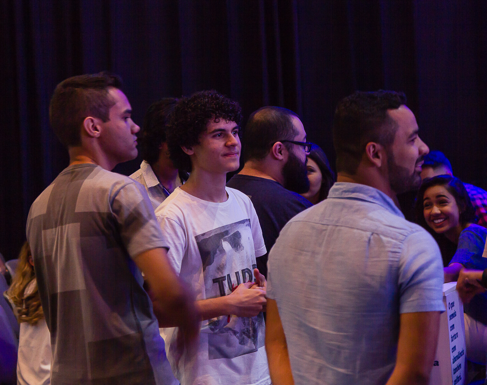 Jovens conversando na Igreja Missão Praia da Costa pelo fotógrafo Douglas Maia
