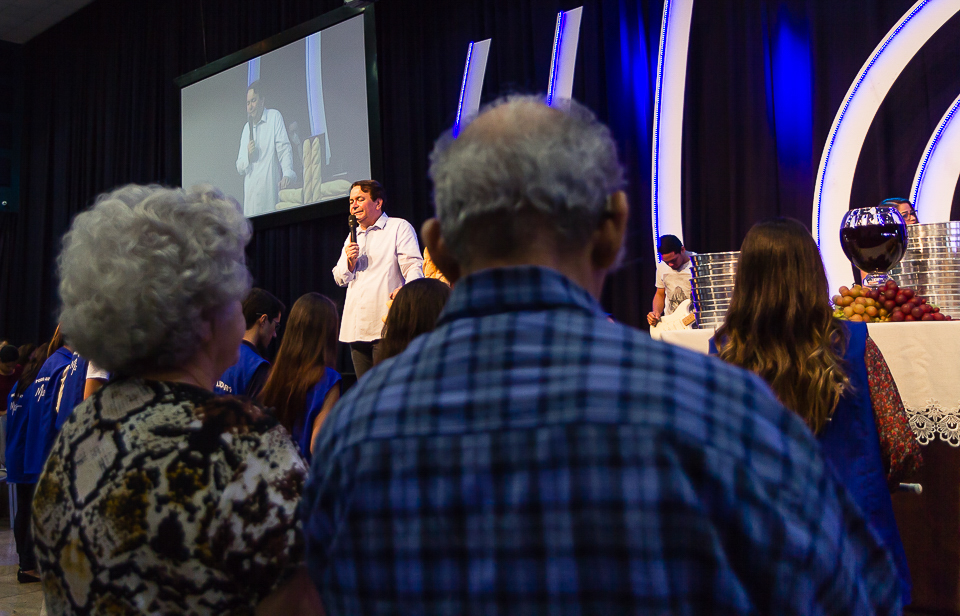 Oração pelos dízimos e ofertas Igreja Missão Praia da Costa pelo fotógrafo Douglas Maia