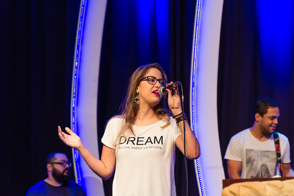 Adorando a Deus na Igreja Missão Praia da Costa pelo fotógrafo Douglas Maia