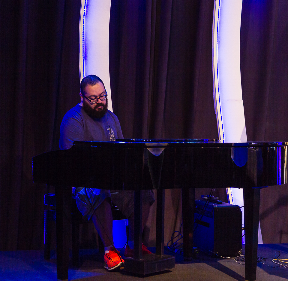 Piano no louvor da Igreja Missão Praia da Costa pelo fotógrafo Douglas Maia