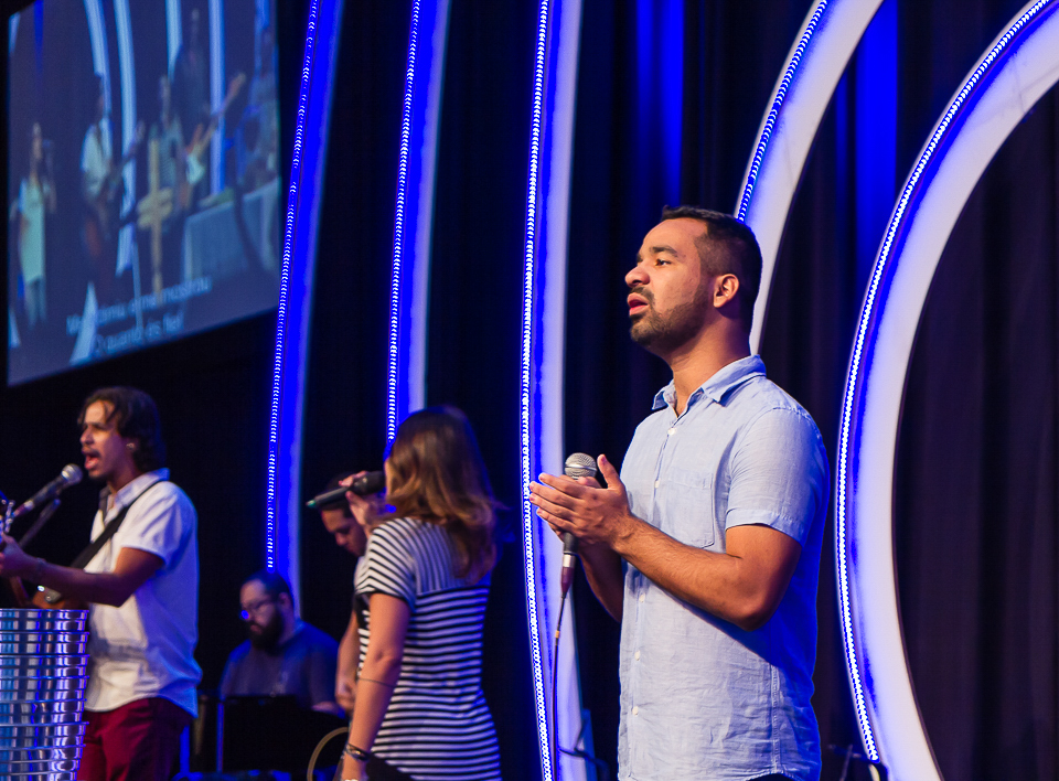 Grupo de louvor da Igreja Missão Praia da Costa pelo fotógrafo Douglas Maia