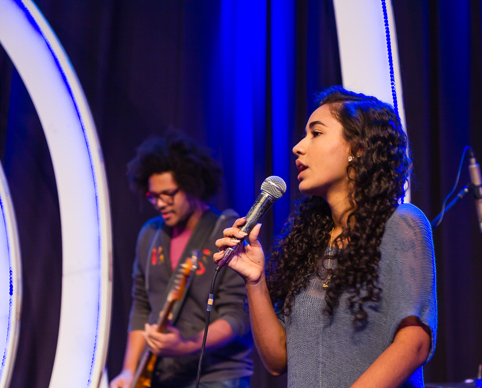 Louvor e adoração na Igreja Missão Praia da Costa pelo fotógrafo Douglas Maia