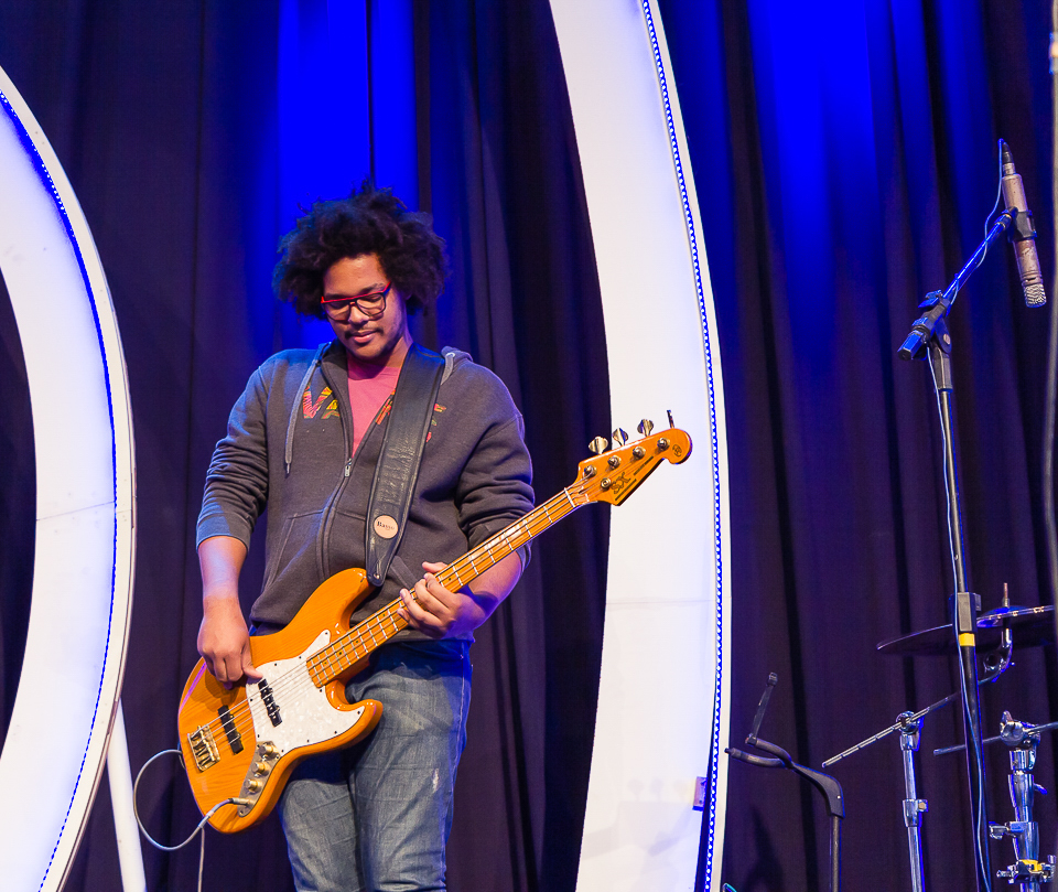 Adorando a Deus com instrumento de cordas na Igreja Missão Praia da Costa pelo fotógrafo Douglas Maia