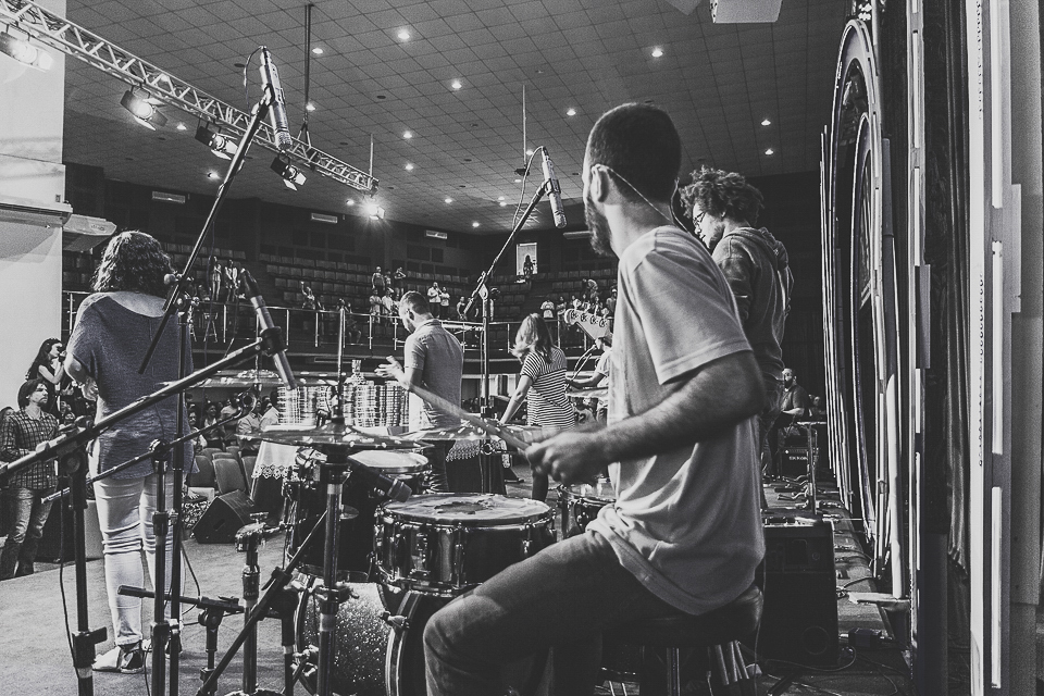 Bateria no louvor da Igreja Missão Praia da Costa pelo fotógrafo Douglas Maia