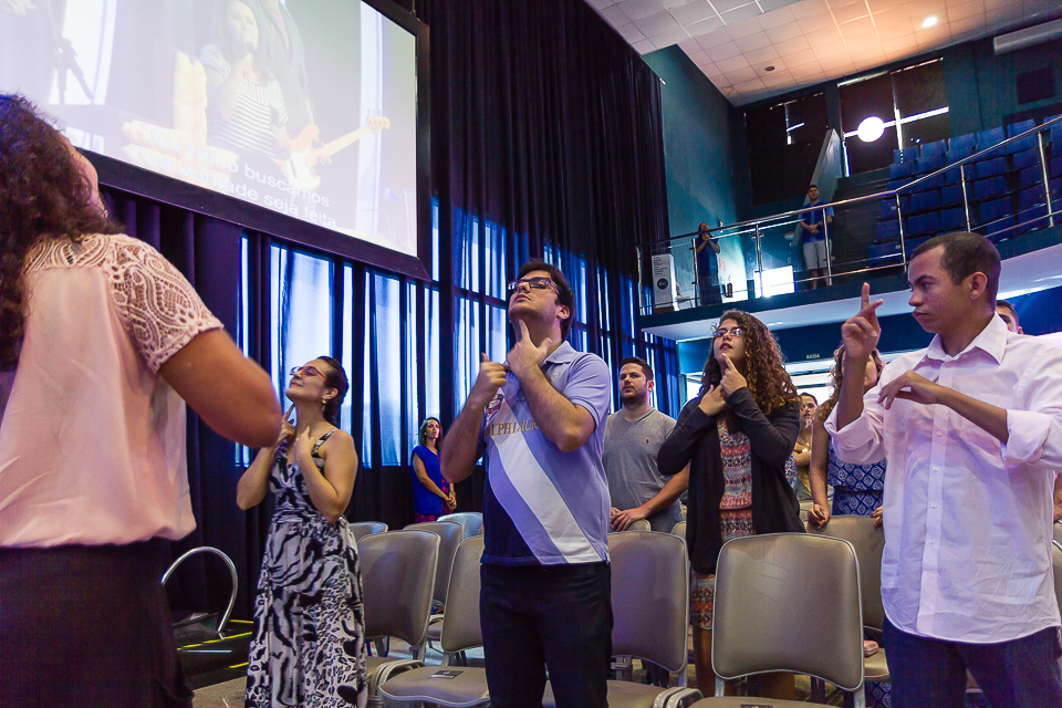 Libras Louvando ao Senhor na Igreja Missão Praia da Costa pelo fotógrafo Douglas Maia