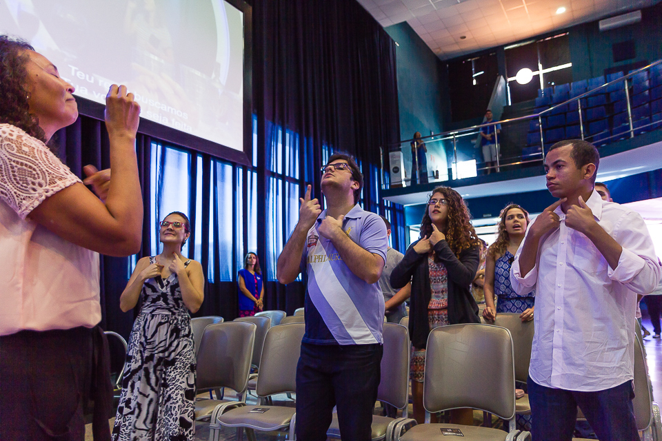Adorando a Deus através de Libras na Igreja Missão Praia da Costa pelo fotógrafo Douglas Maia