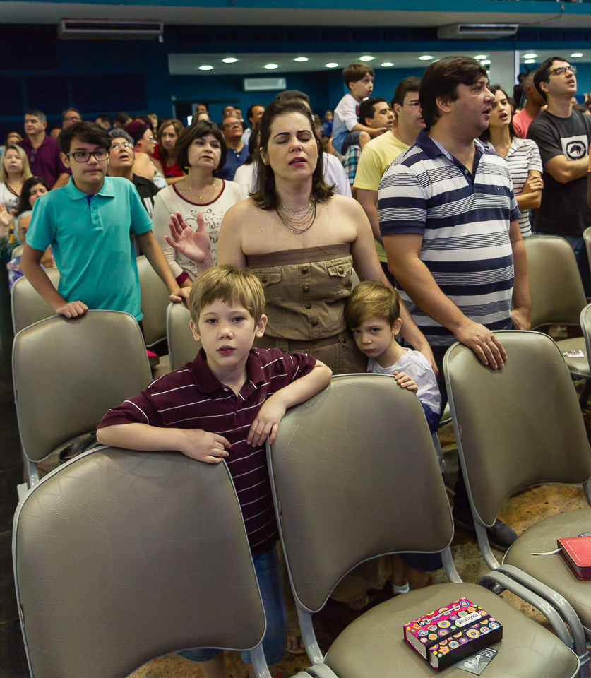 Família unida adorando a Deus na Igreja Missão Praia da Costa pelo fotógrafo Douglas Maia