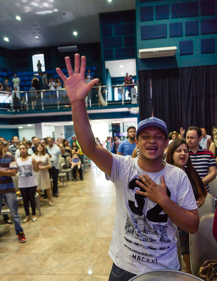 Adorando a Deus com todas as forças na Igreja Missão Praia da Costa pelo fotógrafo Douglas Maia