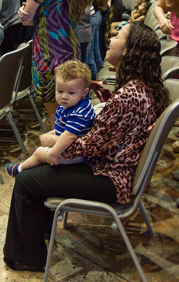 Luciana adorando a Deus na Igreja Missão Praia da Costa pelo fotógrafo Douglas Maia