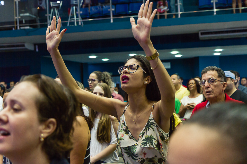 Mulher é impactada com louvor na Igreja Missão Praia da Costa pelo fotógrafo Douglas Maia