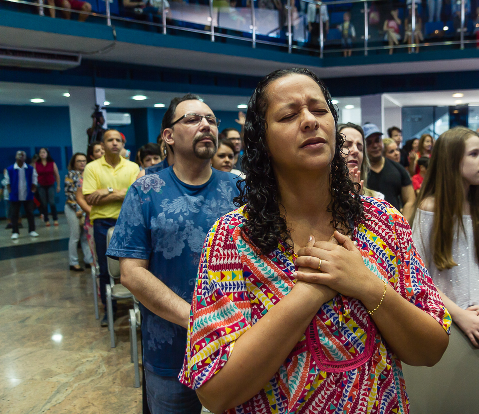 Louvando a Deus de todo coração na Igreja Missão Praia da Costa pelo fotógrafo Douglas Maia