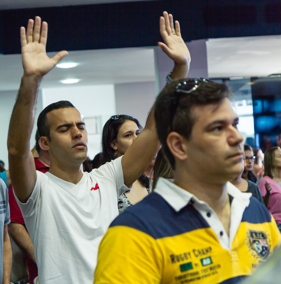 Homem em adoração na Igreja Missão Praia da Costa pelo fotógrafo Douglas Maia