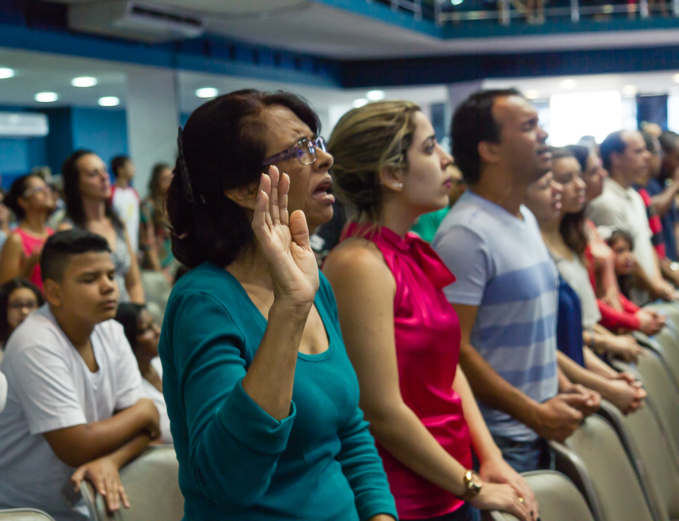 Serva de Deus em adoração na Igreja Missão Praia da Costa pelo fotógrafo Douglas Maia