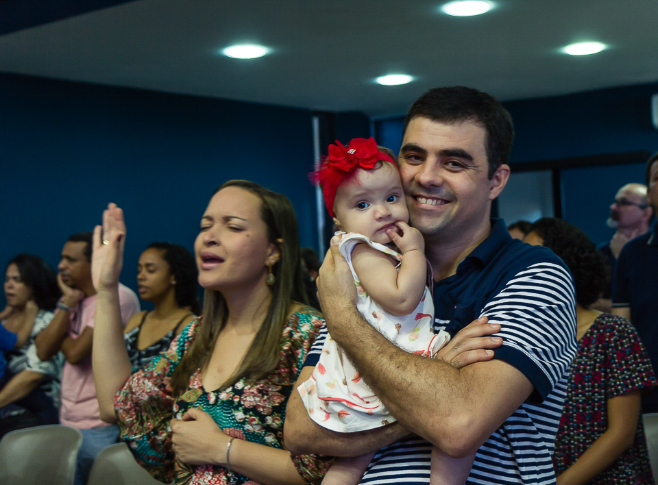 Pai e filha abraçados na Igreja Missão Praia da Costa pelo fotógrafo Douglas Maia