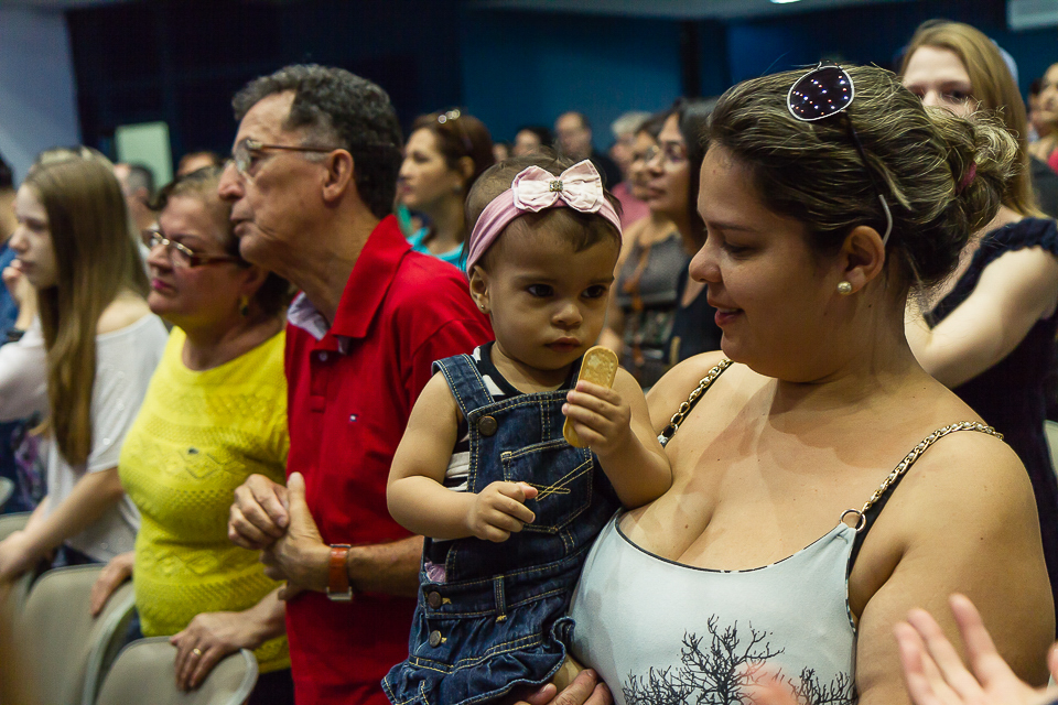 Menininha na Igreja Missão Praia da Costa pelo fotógrafo Douglas Maia