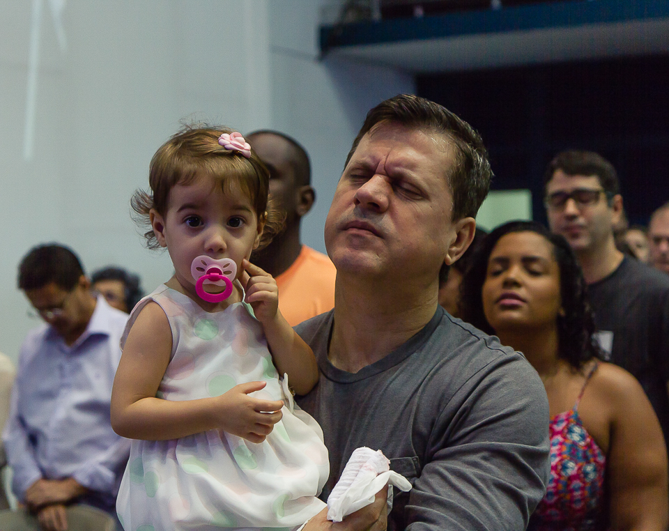 Homem em oração na Igreja Missão Praia da Costa pelo fotógrafo Douglas Maia