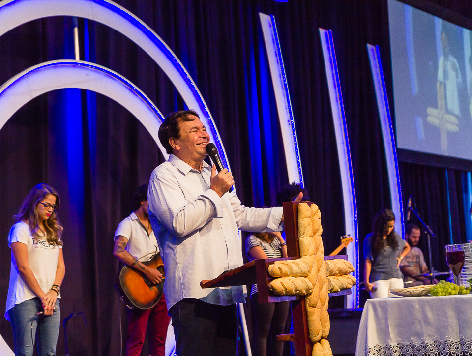 Pastor Simonton orando na Igreja Missão Praia da Costa pelo fotógrafo Douglas Maia
