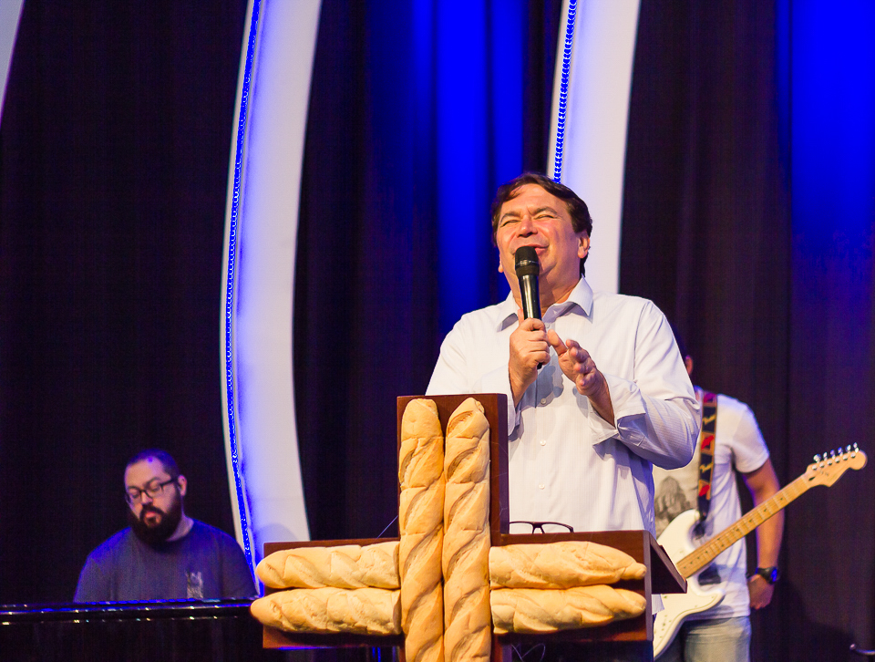 Pastor Simonton faz oração na Igreja Missão Praia da Costa pelo fotógrafo Douglas Maia