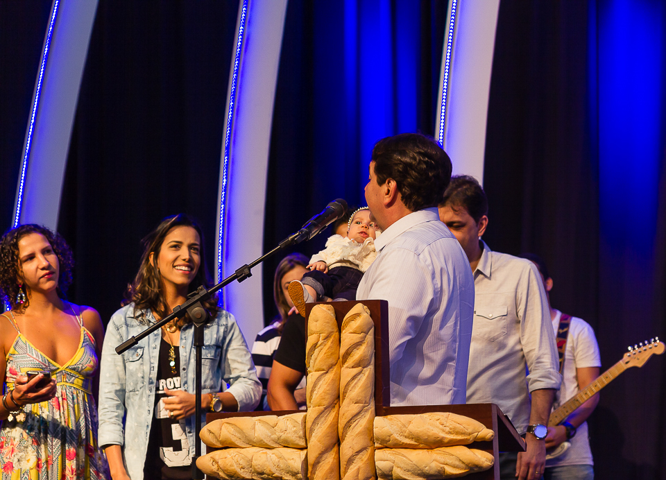 Família e Pastor na apresentação de menina na Igreja Missão Praia da Costa pelo fotógrafo Douglas Maia