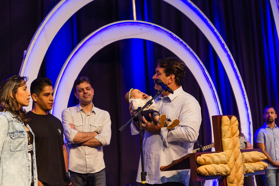 Pastor Simonton com menina nos braços na Igreja Missão Praia da Costa pelo fotógrafo Douglas Maia