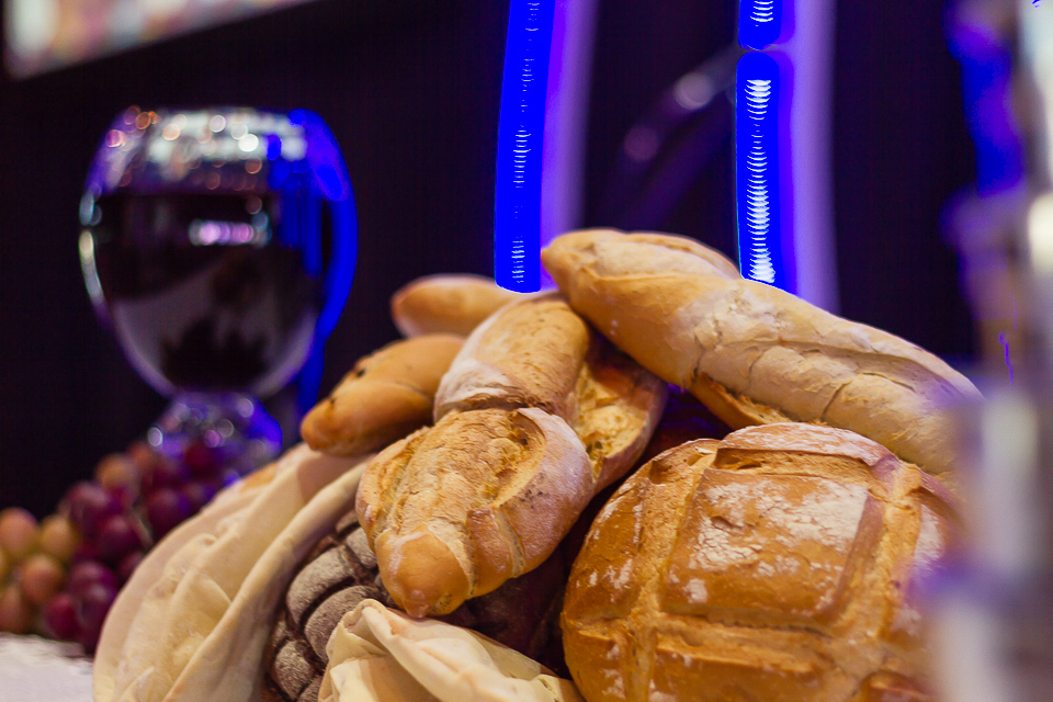 Os pães e o cálice na Igreja Missão Praia da Costa pelo fotógrafo Douglas Maia