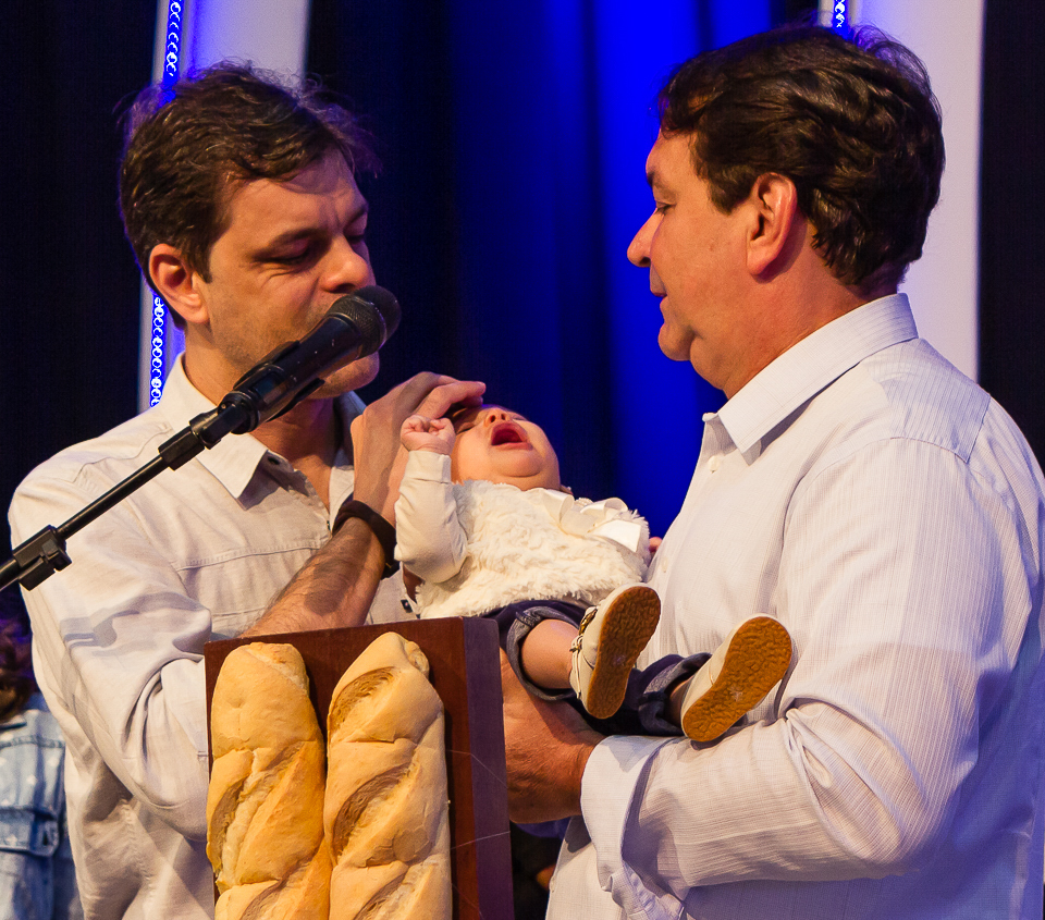 Menina é abençoada na Igreja Missão Praia da Costa pelo fotógrafo Douglas Maia
