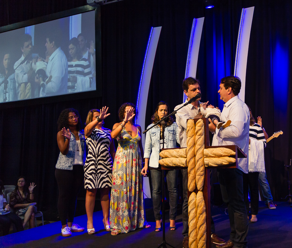Menina recebe oração na Igreja Missão Praia da Costa pelo fotógrafo Douglas Maia