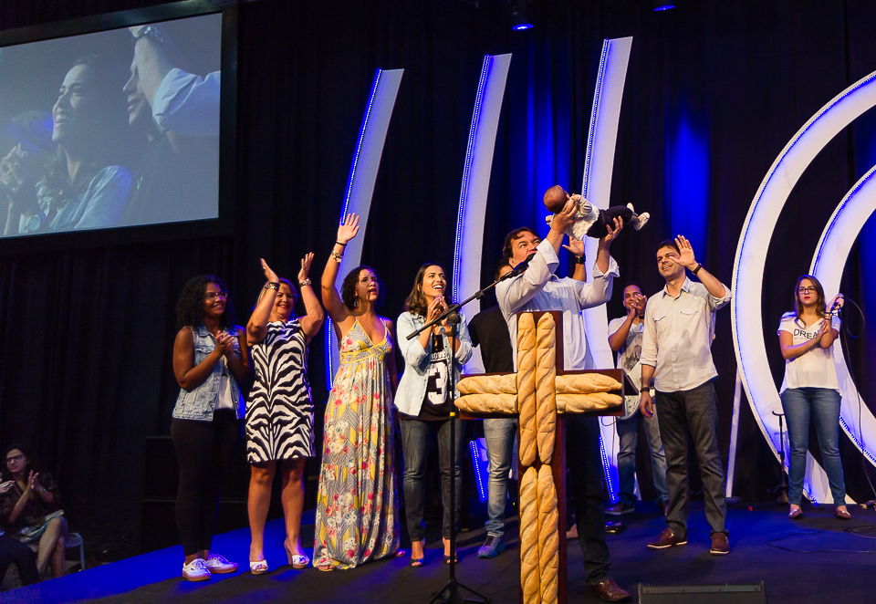 Família celebra a apresentação de menina a Deus na Igreja Missão Praia da Costa pelo fotógrafo Douglas Maia