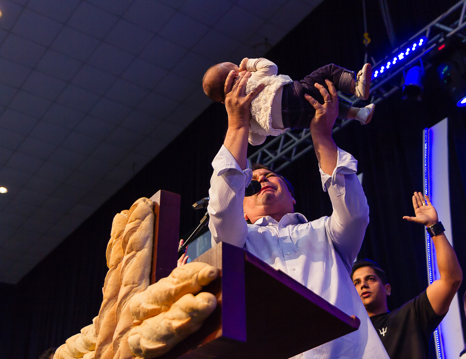 Pastor Simonton consagra criança a Deus  na Igreja Missão Praia da Costa pelo fotógrafo Douglas Maia