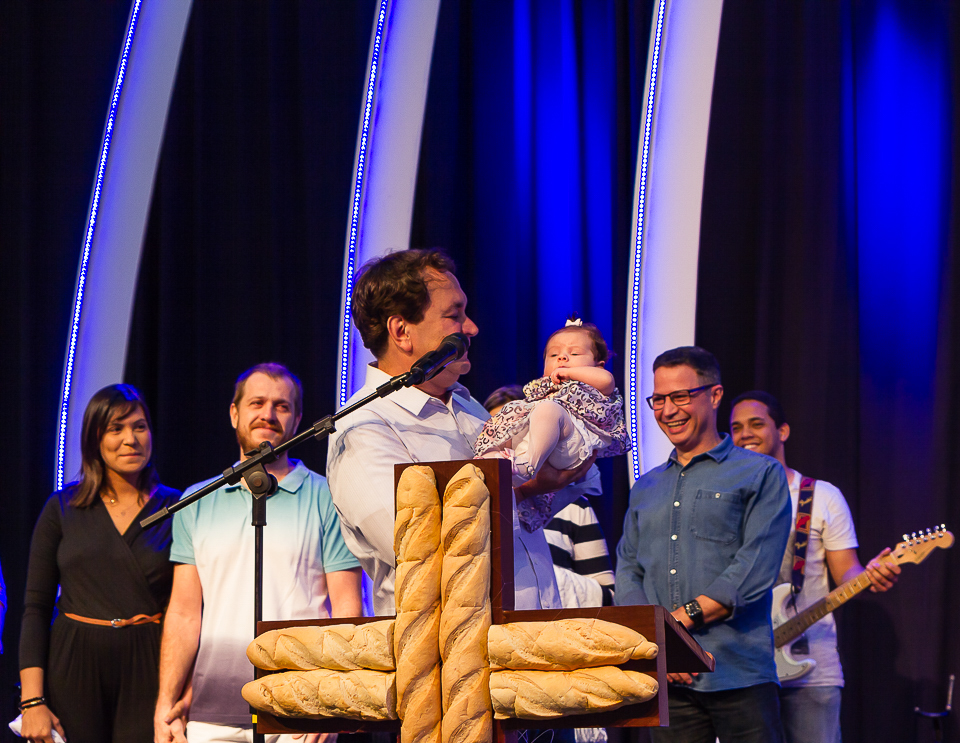 Pastor Simonton carrega menina que será apresentada na Igreja Missão Praia da Costa pelo fotógrafo Douglas Maia