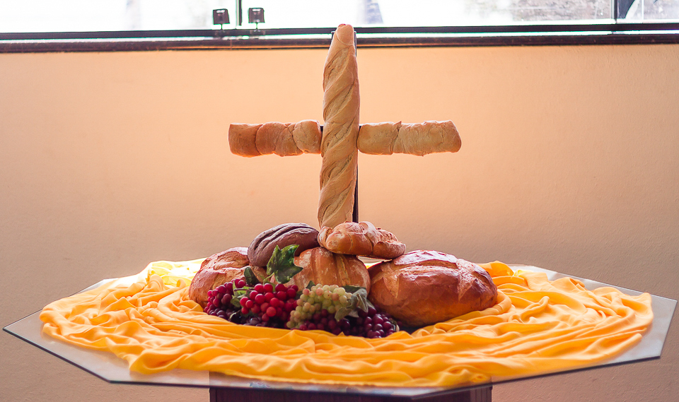 Mesa com pães e uvas Santa Ceia Igreja Missão Praia da Costa pelo fotógrafo Douglas Maia