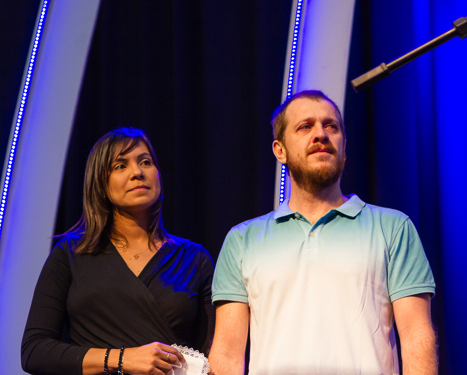 Pais emocionados em apresentação de filha ao Senhor na Igreja Missão Praia da Costa pelo fotógrafo Douglas Maia