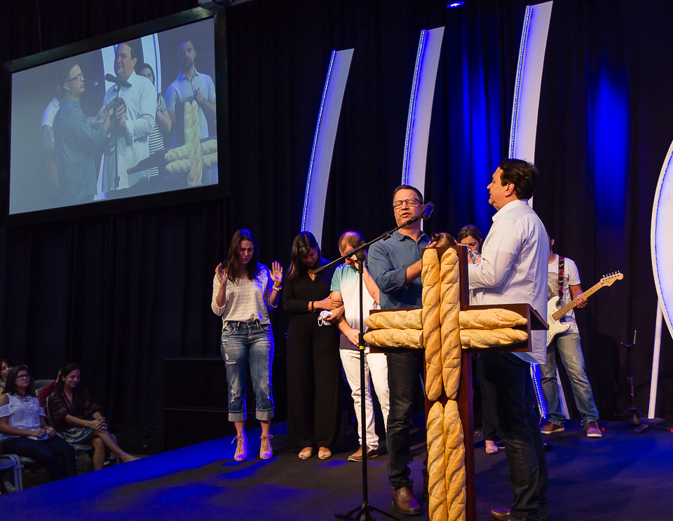 Menina é abençoada em apresentação na Igreja Missão Praia da Costa pelo fotógrafo Douglas Maia