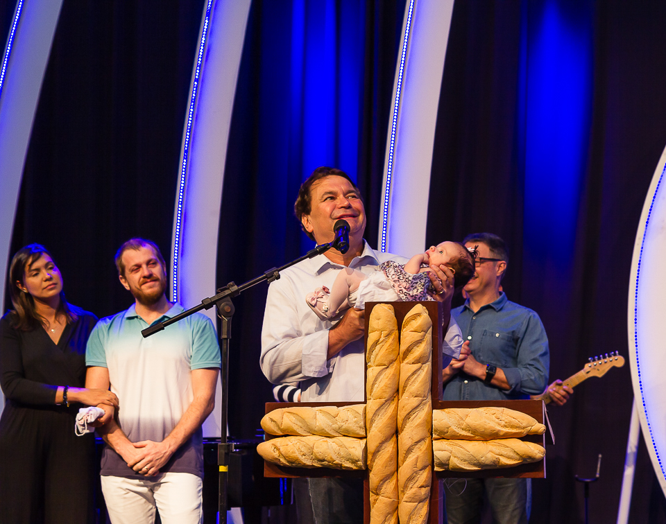 Pastor na apresentação de criança a Deus na Igreja Missão Praia da Costa pelo fotógrafo Douglas Maia