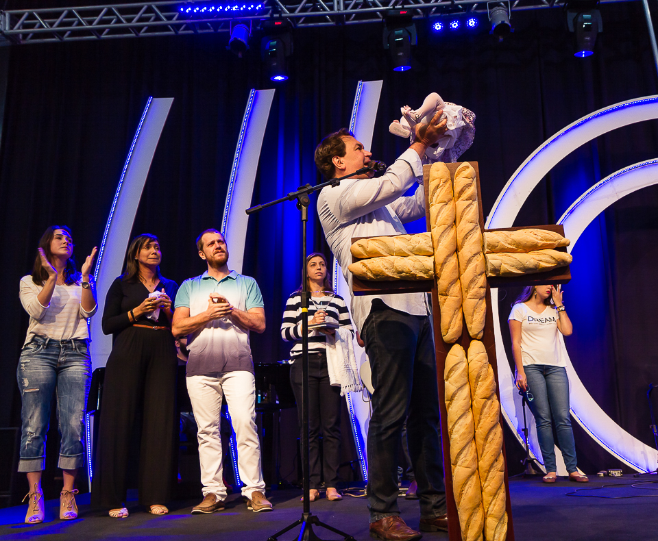 Pastor Simonton levanta criança e declara que é de Deus na Igreja Missão Praia da Costa pelo fotógrafo Douglas Maia