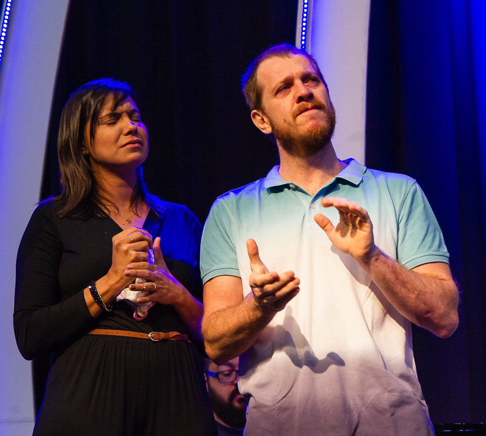 Pai fica muito emocionado durante apresentação de filha a Deus na Igreja Missão Praia da Costa pelo fotógrafo Douglas Maia