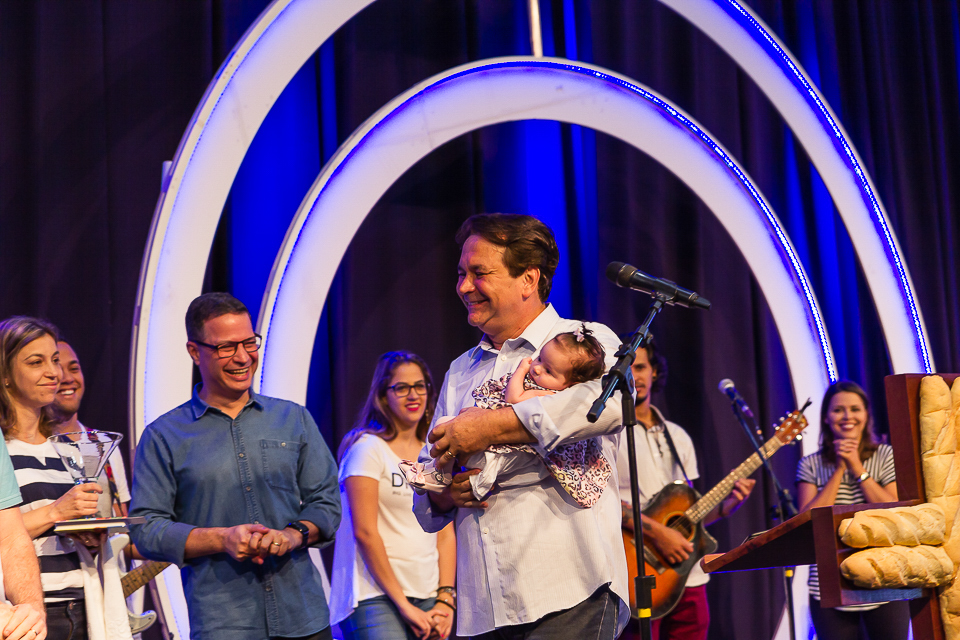 Pastor Simonton feliz com menina no colo na Igreja Missão Praia da Costa pelo fotógrafo Douglas Maia